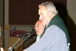 Pompilio Albanese, segretario Rifondazione Comunista, e Mario Iorillo, segretario dei Comunisti italiani, sul palco in piazza vittoria 